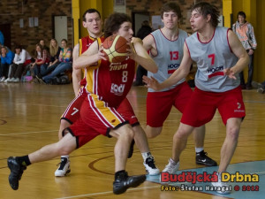 Písecký Lejčar prochází budějckou obranou