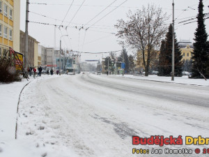 Pohled ulicí Na Sadech směrem k mostu přes Malši