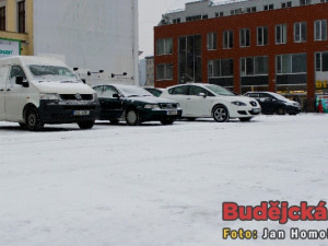 Zasněžené parkoviště u Lannovy ulice