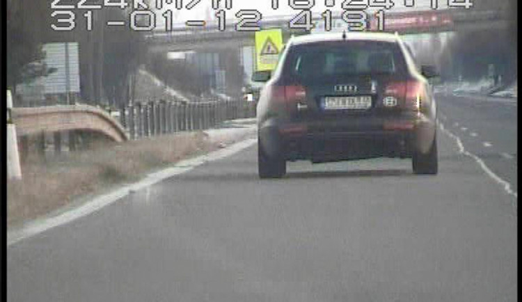 Řidič Audi A6 při rychlosti 224 kilometrů za hodinu