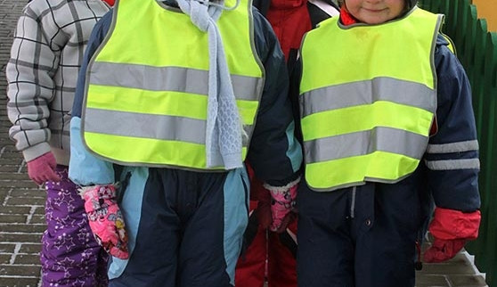 Dětičky z MŠ Papírenská se připravují na vycházku