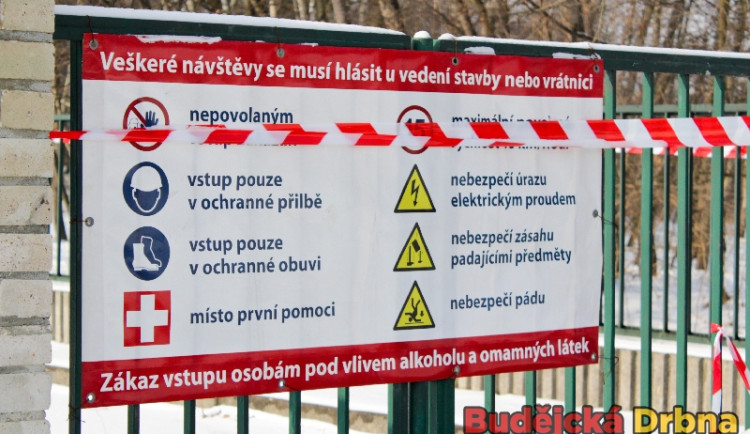 Cedule u bočního vjezdu do areálu školy