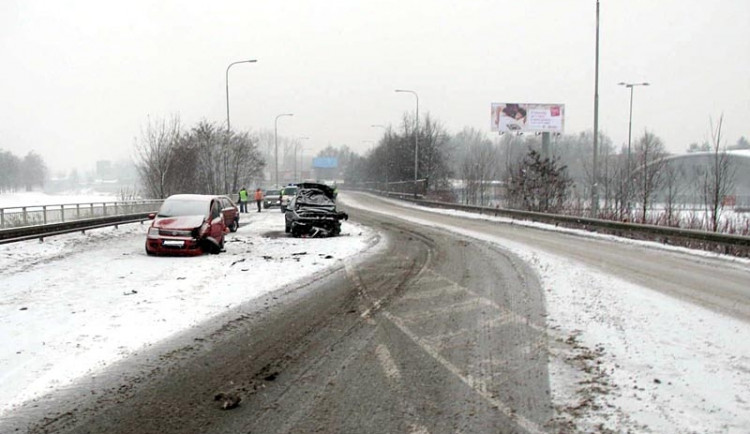 Hromadná dopravní nehoda u supermarketu Tesco