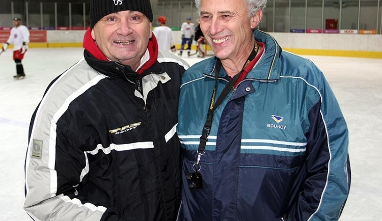 Trenéři David Servisu Jiří Fedur a Jan Rosický (zleva) svému mužstvu před play off věří