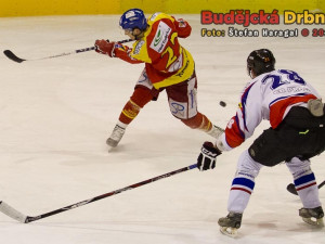 Střelec dvou branek Radomyšle Vlček v této dobré pozici před Kučerou puk minul, vše sleduje Cikán