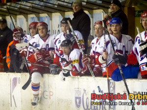 Střídačka budějckého týmu s napětím očekává konec utkání