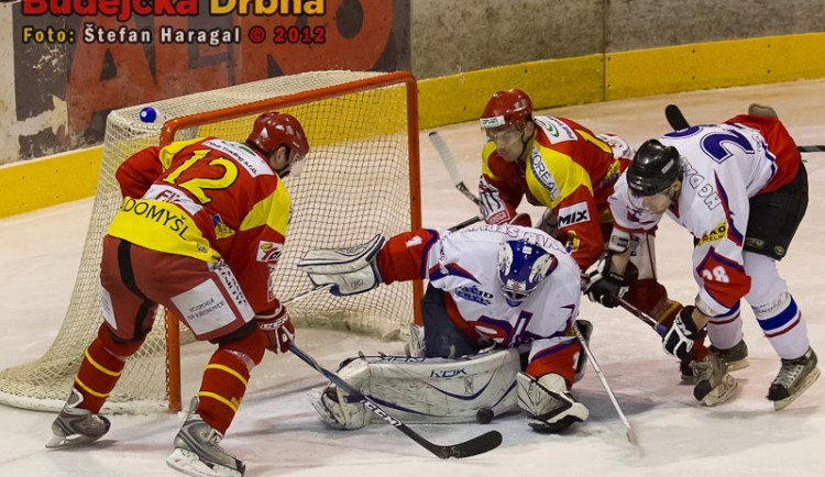 Brankář Kučera řeší závar před brankou David Servisu. Dotírá na něj Mošovský a Jungbauer, pomáhá mu bránit Míšek