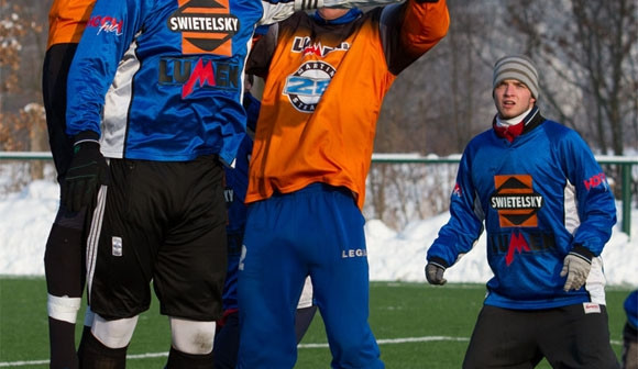 Hlavičkový souboj kapitána Bavorovic Šefčíka a hlubockého obránce Antoše.