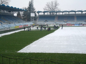 Odklízení sněhu na ploše hlavního stadionu na Střeleckém ostrově je v plném proudu