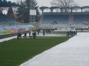 Odklízení sněhu na ploše hlavního stadionu na Střeleckém ostrově je v plném proudu