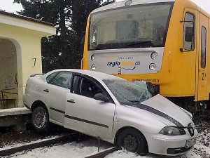 Vlak srazil u jižní zastávky auto, řidič je těžce zraněn