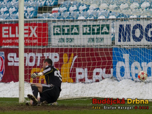 Brankář Daněk se při trestném kopu marně snažil vrátit k pravé tyči, kam směřoval tečovaný míč