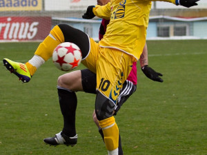 Českobudějovický obránce Tomáš Řepka atakuje útočníka Jihlavy Murise Mešanovice