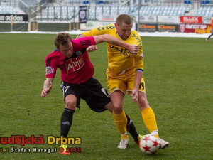 Jakub Řezníček v souboji s obráncem Jihlavy Velickým