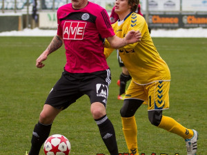 Jakuba Řezníčka při zpracování balonu fauluje Jan Šilinger