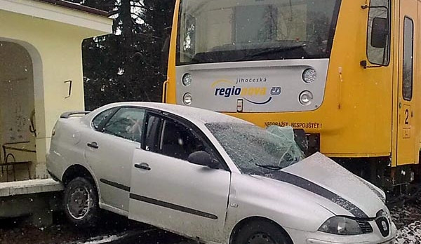 Seat po srážce s vlakem u jižní zastávky