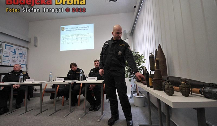 Policejní pyrotechnici v pondělí představili náplň své činnosti