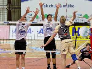 Michal Kriško se snaží procpat míč mezi rukama Andyho Rojase a Štěpána Smrčky