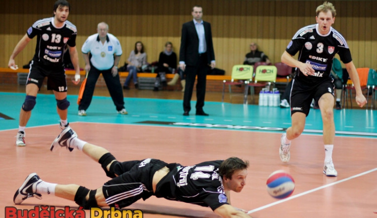 Tomáš Fila a Radek Mach přihlížejí rybičce Petra Zapletala