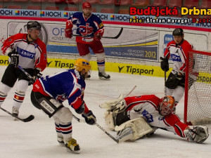 Luboš Rob pod padajícím Špilerem dává rozhodující gól utkání