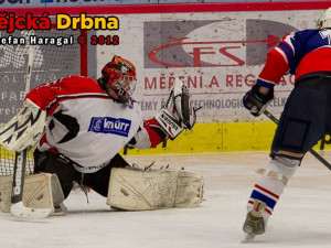 Rudolf Suchánek dává z trestného střílení první branku David Servisu