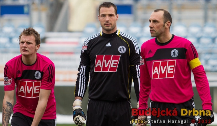 Gólman Michal Daněk mezi dalším nováčkem Jakubem Řezníčkem (vlevo) a kapitánem Dynama Romanem Lengyelem