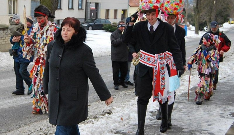 Jaroslava Šimková vede koledníky do hospody