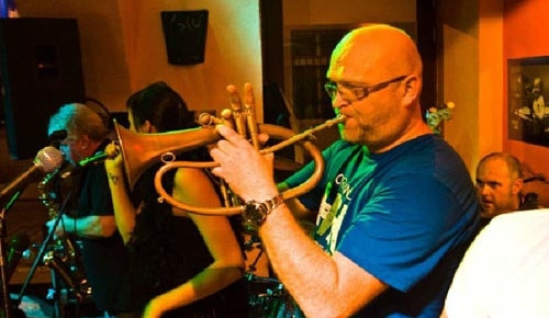 Vyhrajte dva lístky do Modrých dveří na HE band!