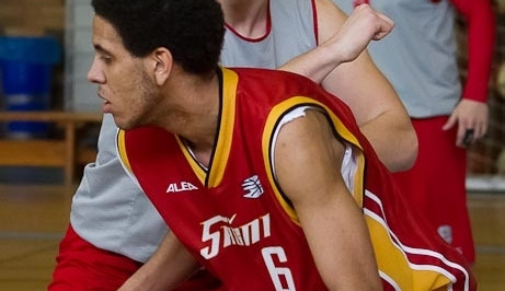 Jindřichohradecký Štefanský pozorně brání v jihočeském derby s Pískem Linharta