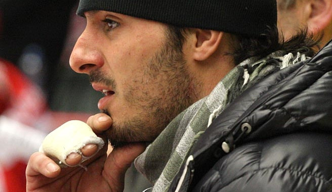 Sám Aleš Kotalík ví, že jeho výkony nejsou kvůli nedoléčenému zranění prstu ideální (na snímku jako divák při domácím zápase s Karlovými Vary)