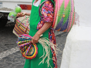 Taxco - město stříbra. Na snímku pouliční prodavačka