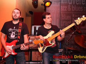 Pan kytarista Miloš Švec s basákem Petrem Bidlem