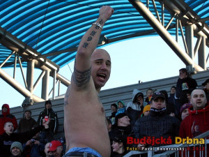 Fanoušek Tomáše Řepky dirigoval kotel Sparťanů nahoře bez