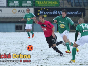 Rudolf Otepka uniká Tomáši Borkovi, situaci sleduje Martin Nešpor