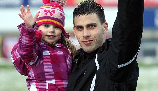 Autor dvou gólů Dynama Michal Klesa se svojí dcerou Andrejkou při závěrečné děkovačce