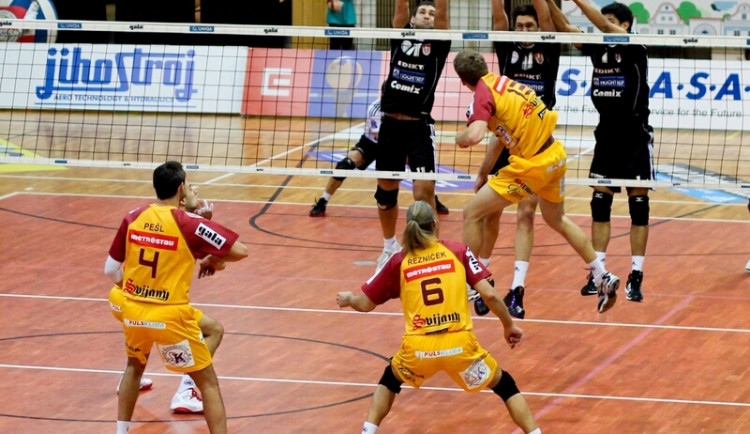 Budějcký univerzál Radek Motys (na bloku zcela vlevo) bude tentokrát proti Liberci chybět