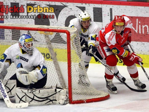 Langhammer vyjíždí zpoza branky před Cháberu