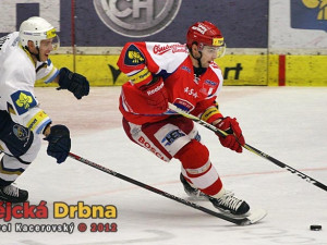 Na domácím ledě se po dlouhé době představil také obránce Peter Mikuš (na snímku ujíždí Martinu Látalovi)