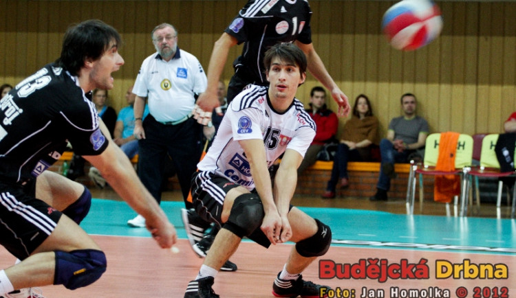 Tomáš Fila na příjmu, libero Juračka přihlíží