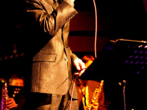 Jan Kopečný společně s Rozhlasovým swingovým orchestrem Václava Hlaváče