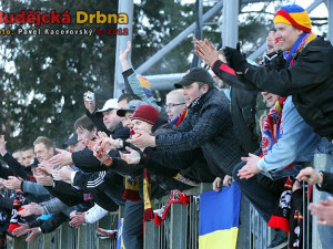 Fanoušci Sparty zdraví Tomáše Řepku