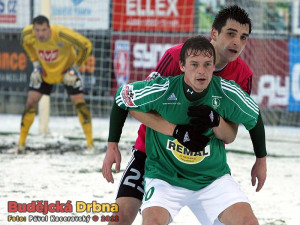 Nejenže Jaroslav Machovec v této situaci hostujícho Tomáše Borka neuhlídal, následně ho ještě fauloval v pokutovém území a vykoledoval si kromě žluté karty i odpískání penalty