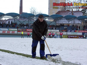 Úklid sněhu v průběhu prvního poločasu