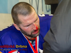 Pak byl ošetřován se zraněním na střídačce, sudí zákrok hokejkou neviděli