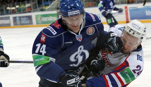 Filip Novák (vlevo) v jednom z důrazných soubojů u mantinelu