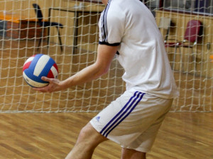 Jan Kocián z týmu D jako pinďouři podává