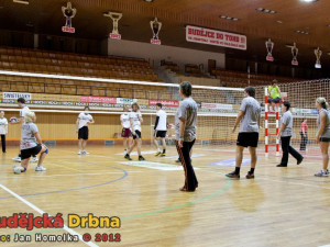 Pohled na první zápas mezi týmy Civilové a D jako pinďouři