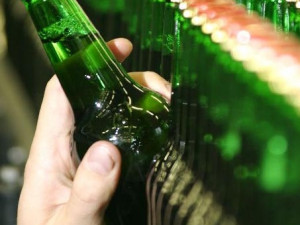 Zloděj kradl přepravky s prázdnými lahvemi od piva