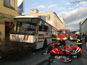 Výsledkem srážky autobusu s trolejbusem je šest zraněných
