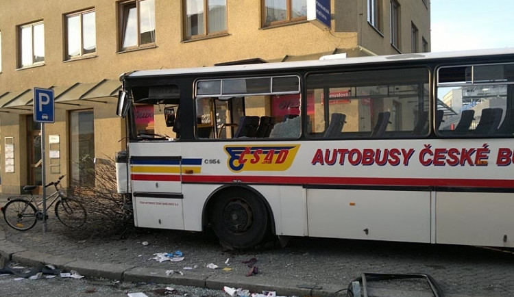 Řidič autobusu je po nehodě stále v kritickém stavu